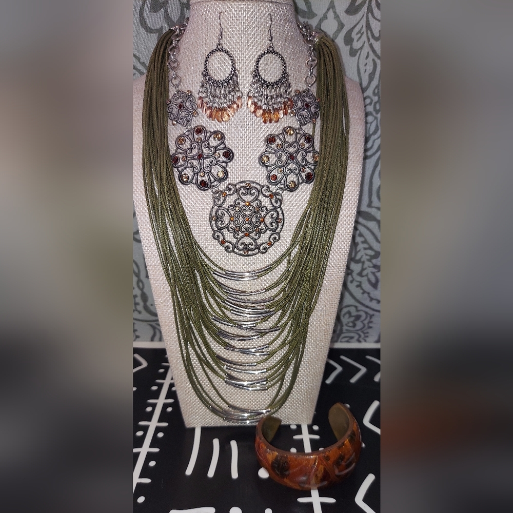 Silvertone Jewelry Set